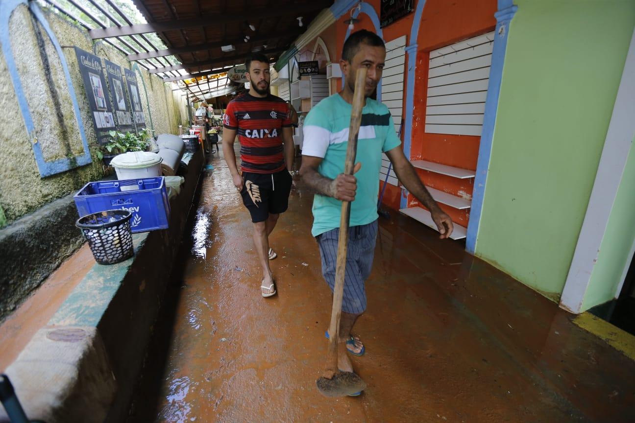 Moradores de Guaramiranga auxilia na limpeza da cidade após forte chuva de 18 de março de 2023