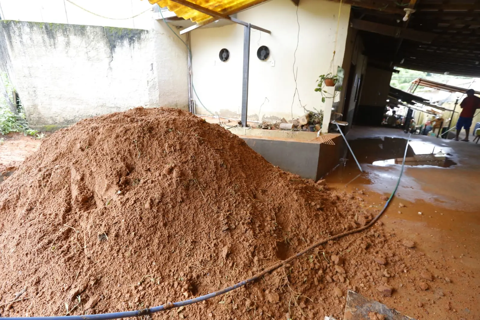 Lama retiradas das ruas de Guaramiranga após forte chuva de 18 de março de 2023