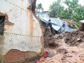Equipes trabalham em deslizamento de terra em Aratuba, no Maciço de Baturité, Ceará
