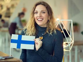 mulher segurando a bandeira da finlândia