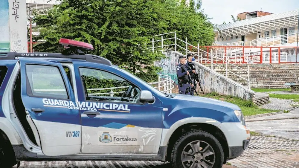 viatura e guardas municipais da GMF