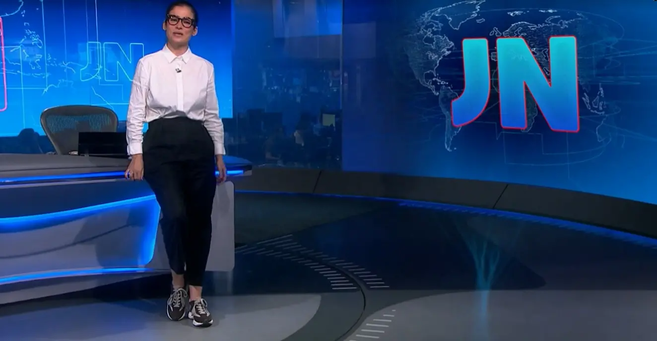 Renata Vasconcellos aparece usando tênis durante a chamada do Jornal Nacional