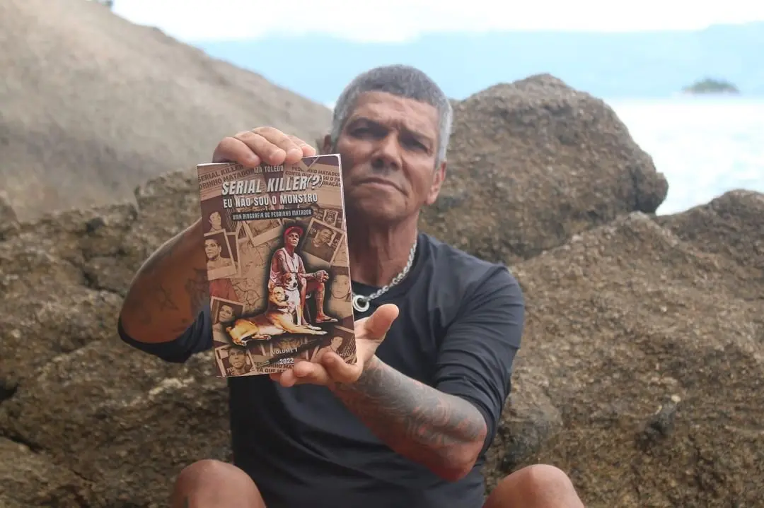 Serial killer nacional, Pedrinho Matador, exibe livro escrito pela terapeuta