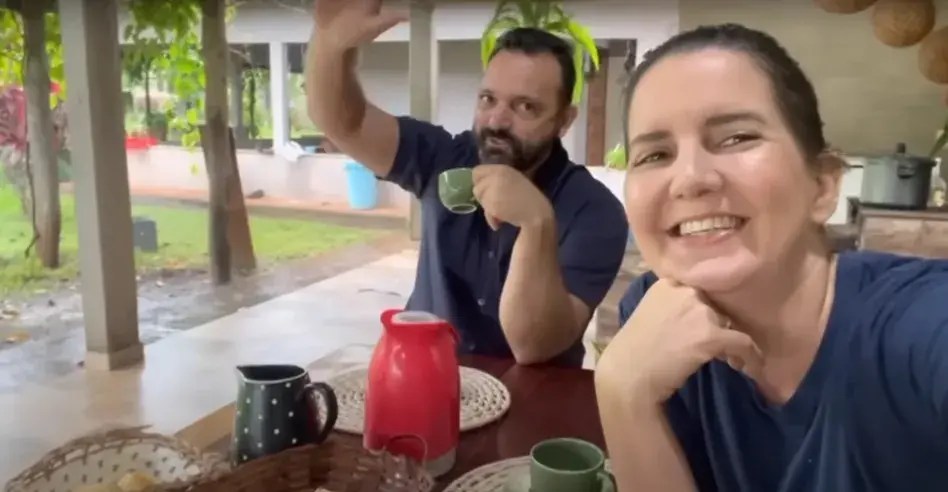 Fran e Edmilson tomando café juntos no sítio