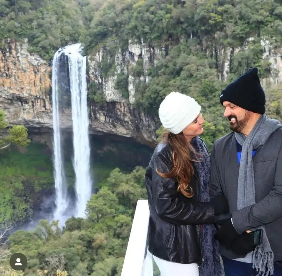 Fran e Edmilson em foto de viagem, os dois estão com roupa de frio