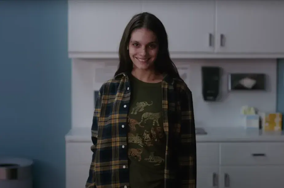 Imagem da notícia: Caitlin Stasey, atriz do filme 'Sorria', anuncia transição para a indústria pornográfica
