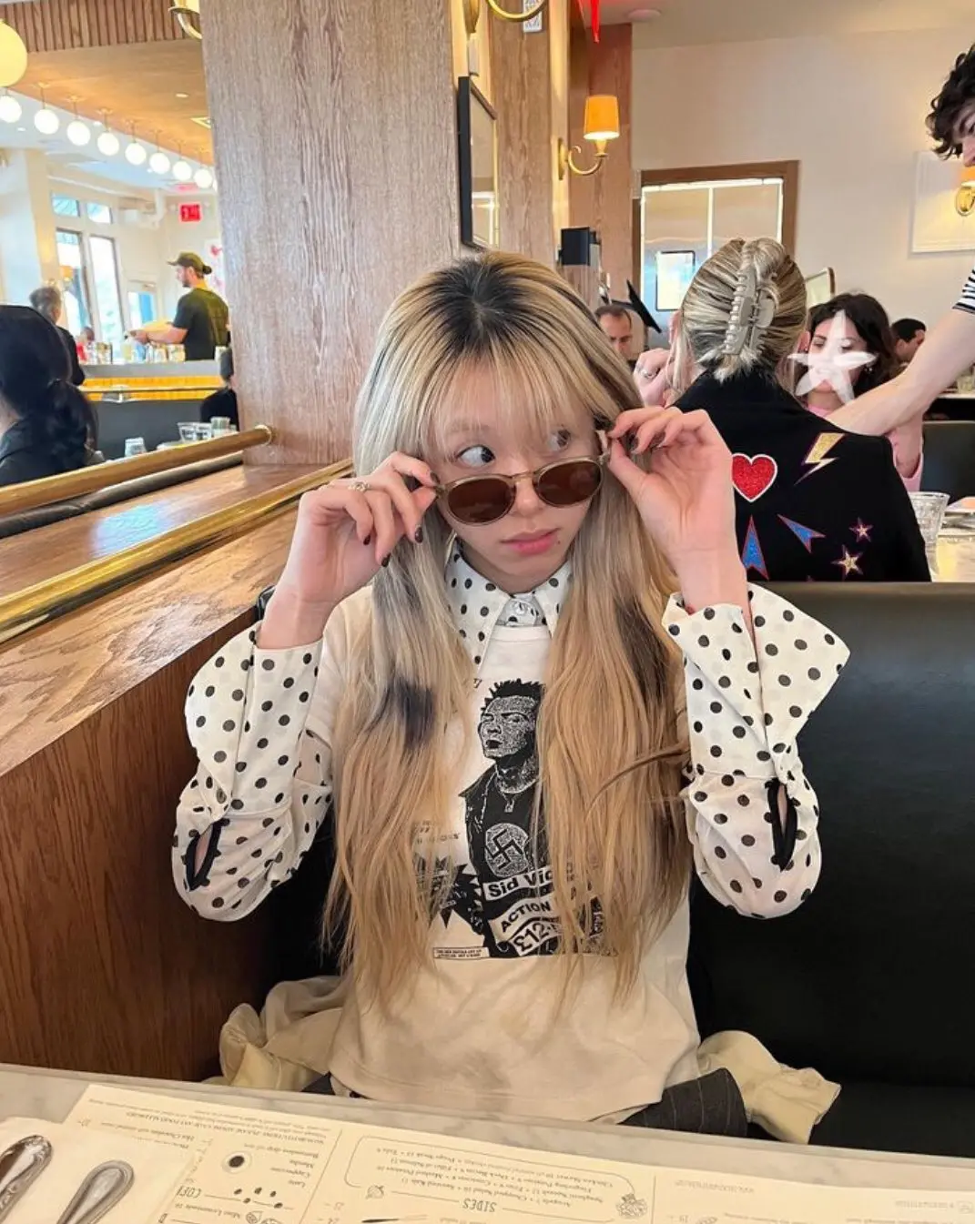 Imagem da notícia: Estrela do K-pop, Chaeyoung, do grupo Twice, usa camisa com suástica e é criticada na web