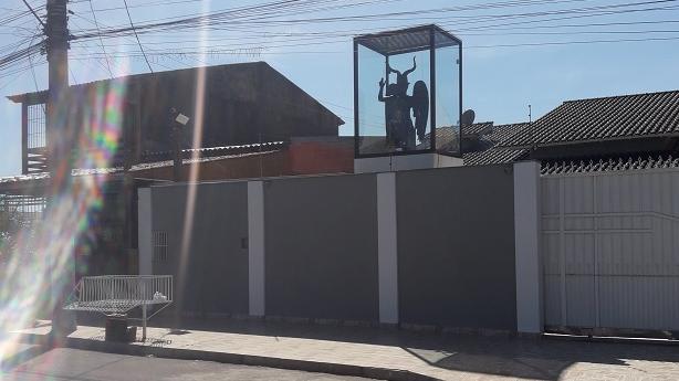 Estátua de 'Baphomet' surpreende moradores em Porto Alegre e