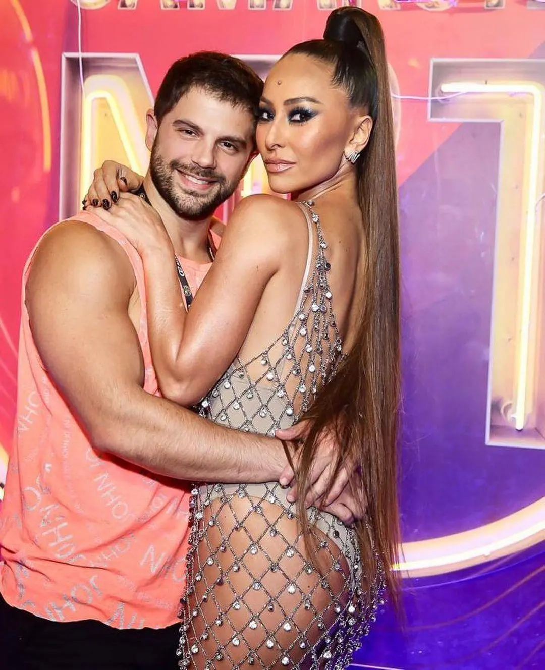 Sabrina Sato e Duda Nagle abraçados