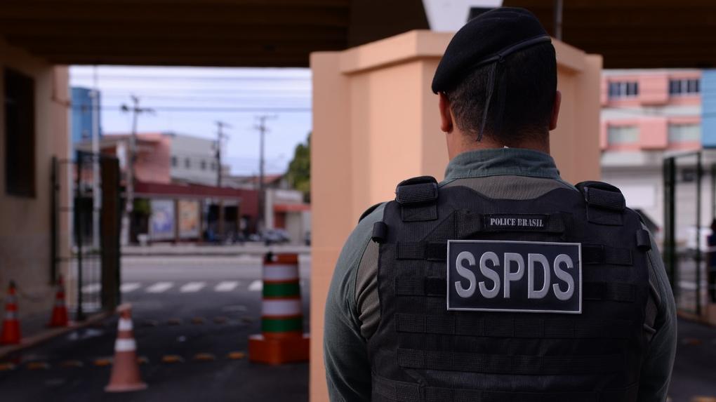 Policial com colete da SSPDS, em Fortaleza