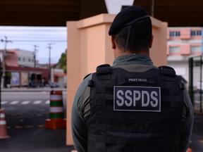 Policial com colete da SSPDS, em Fortaleza