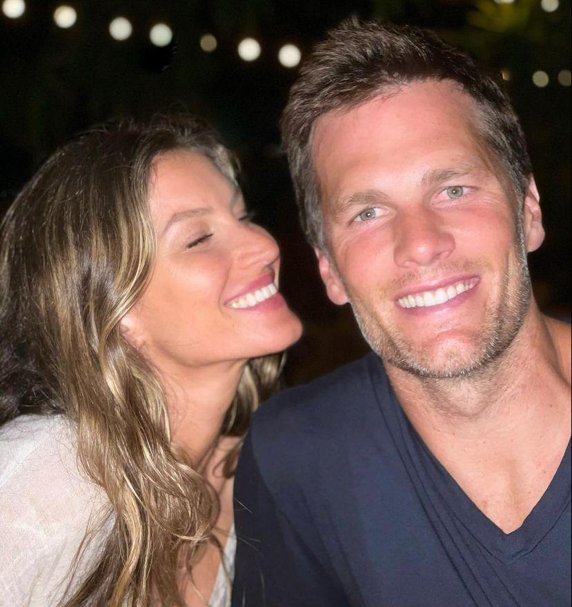 Gisele e Tom Brady sorriem para foto