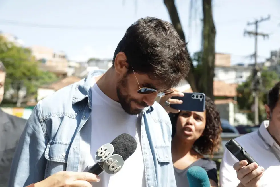 Cara de Sapato está de cabeça baixa e vestido com camisa branca