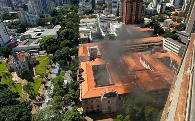 Vista aérea do incêndio no Instituto de Educação de Minas Gerais (IEMG)