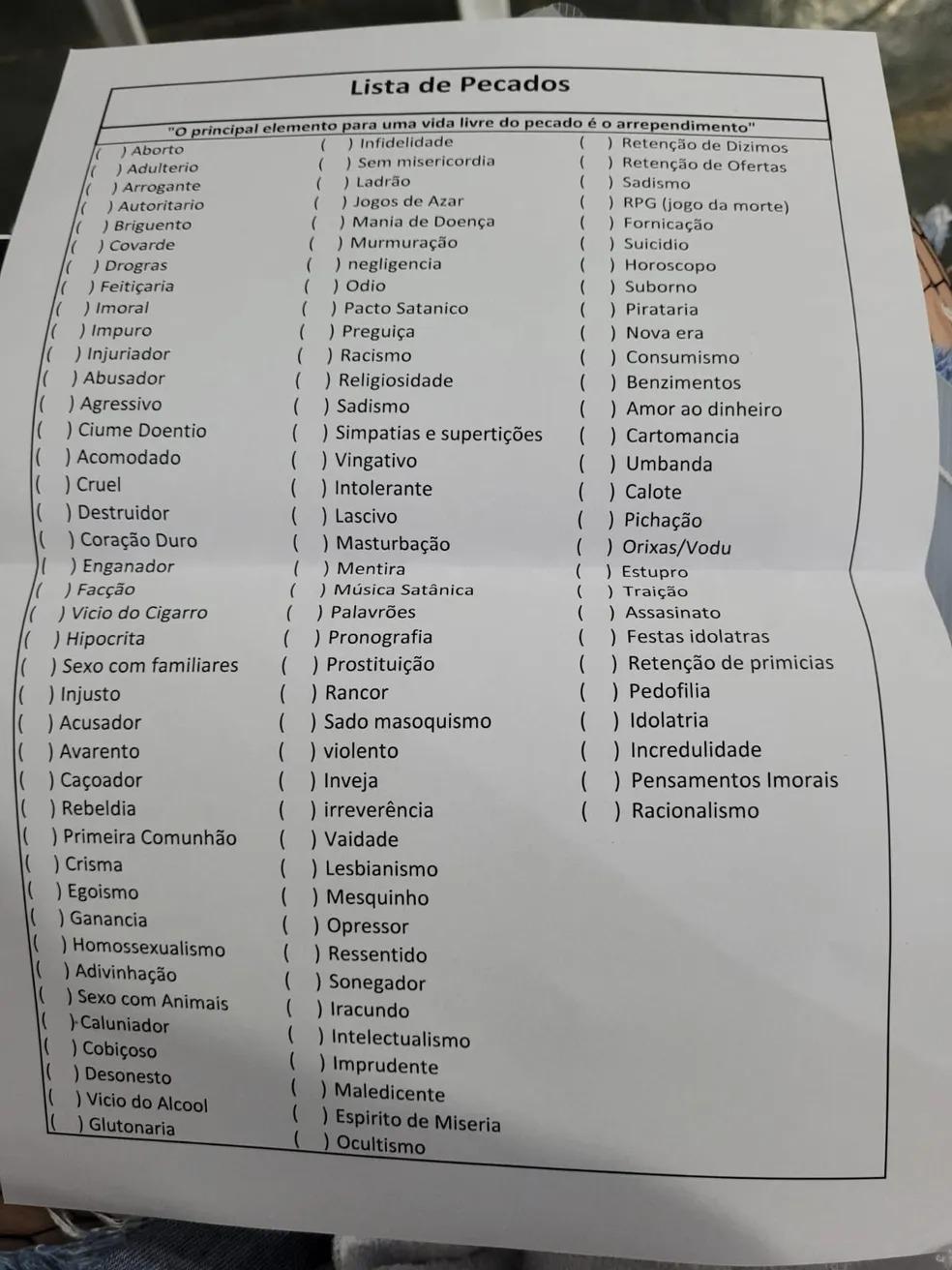 Foto da lista repassada para jovens de retiro de igreja evangélica