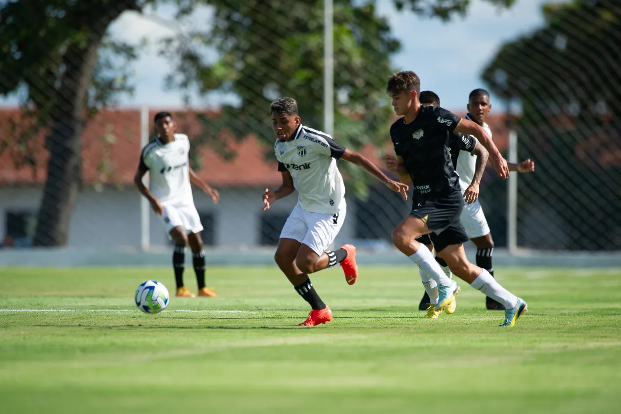 O Ceará bateu o então líder do Grupo A e invicto Corinthians, entrando provisoriamente no G4