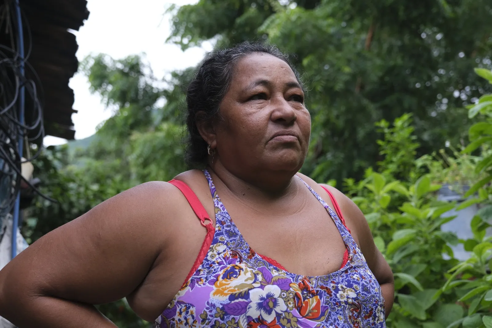 No terreno da casa de dona Maria Luciana há pedregulhos que deslizaram com a força das chuvas em anos anteriores