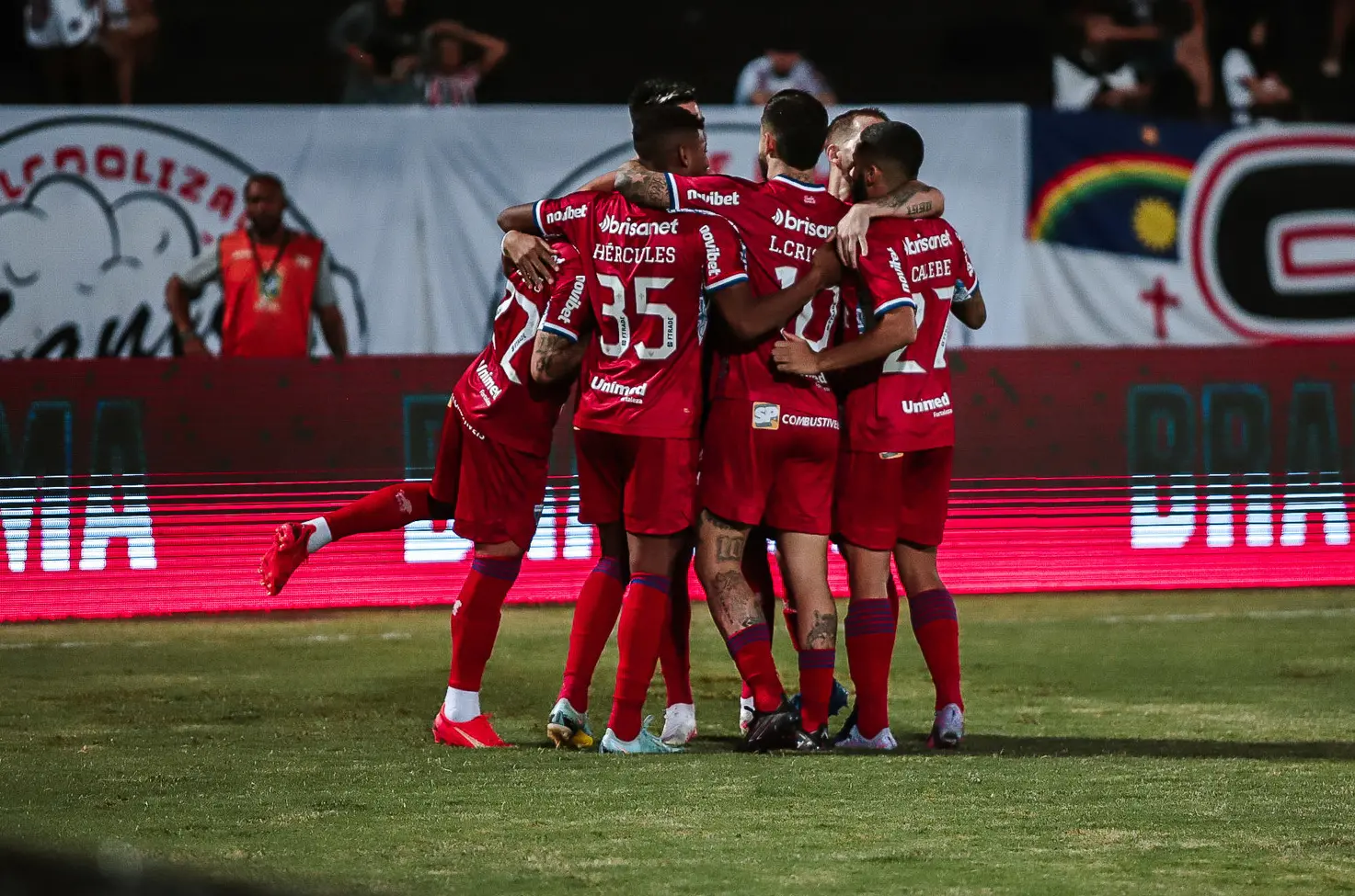 Elenco do Fortaleza comemora gol