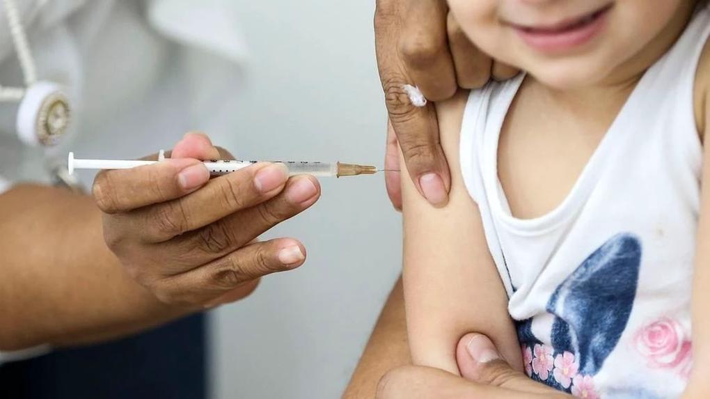 Criança recebe vacina no braço