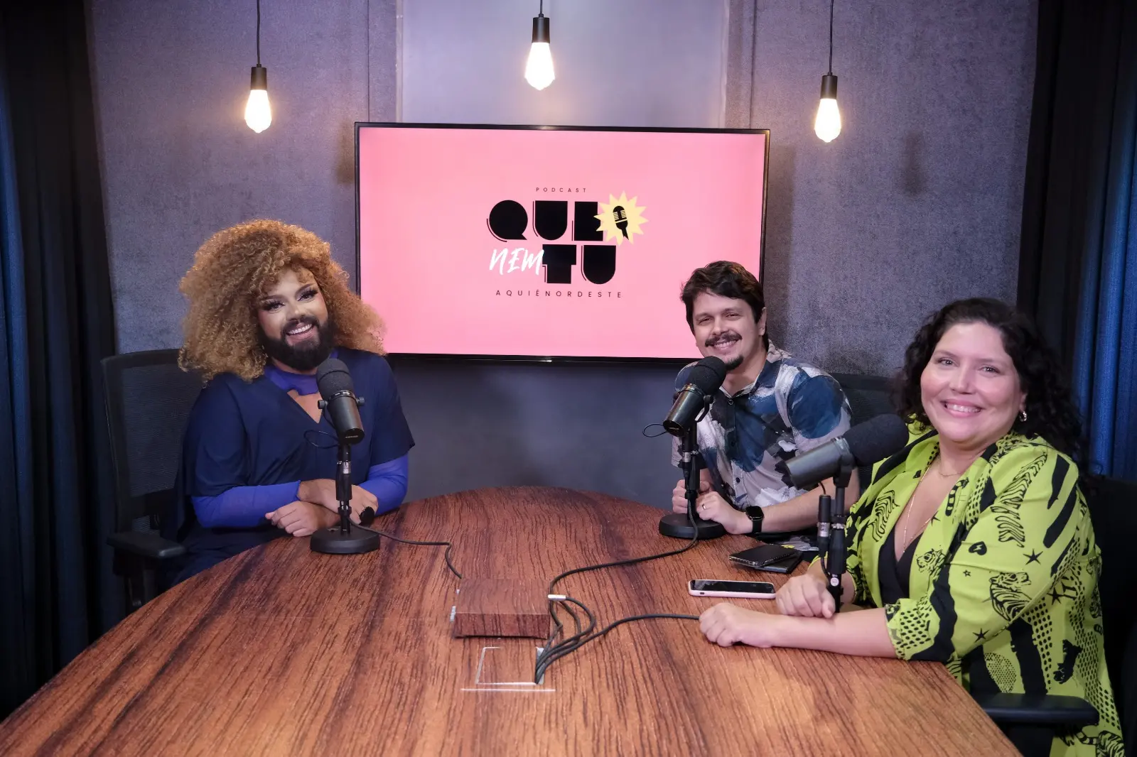A drag queen Mulher Barbada é entrevistada por Alan Barros e Karine Zaranza