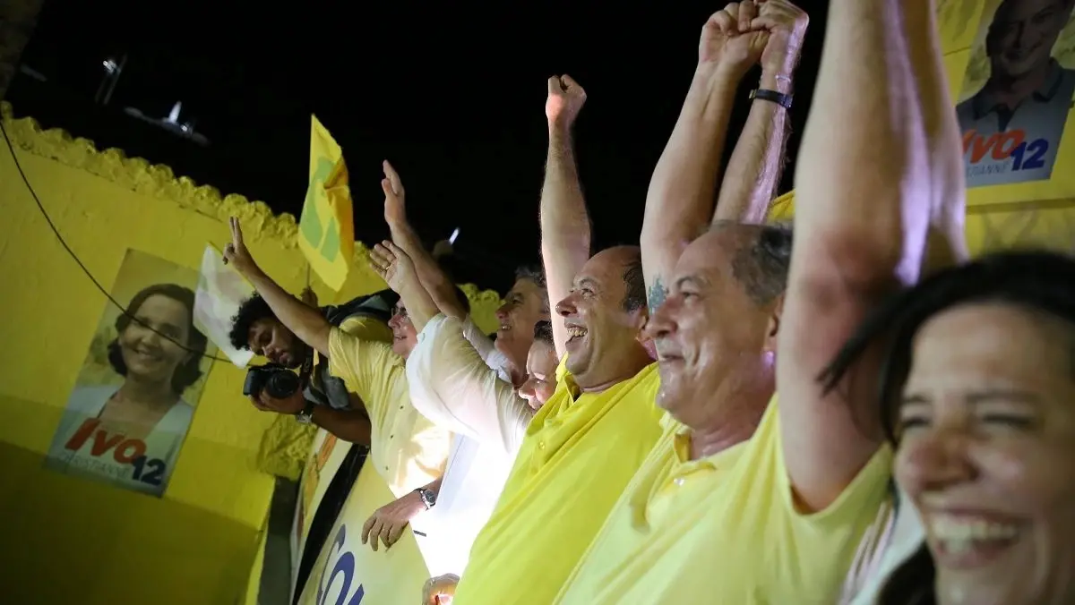 Ivo Gomes durante campanha em Sobral ao lado dos irmãos
