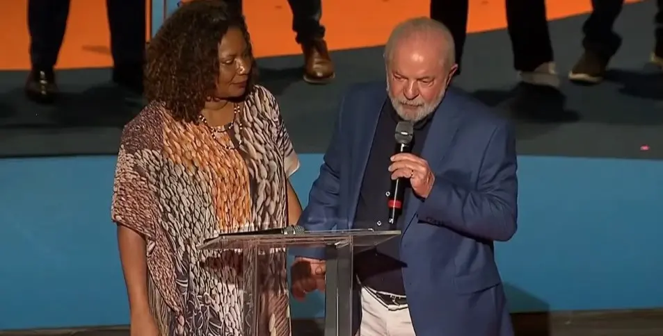 Lula e Margareth Menezes durante assinatura do novo decreto