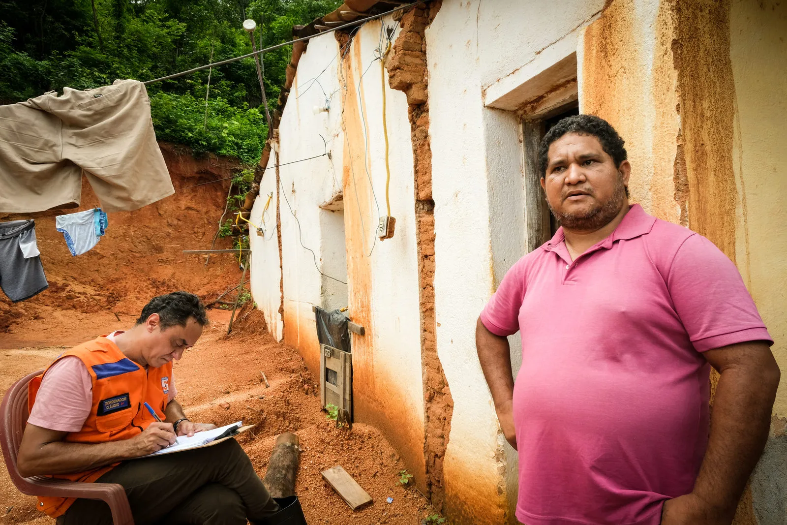 Adriano e os filhos precisaram desocupar a própria casa, diante do risco de deslizamento
