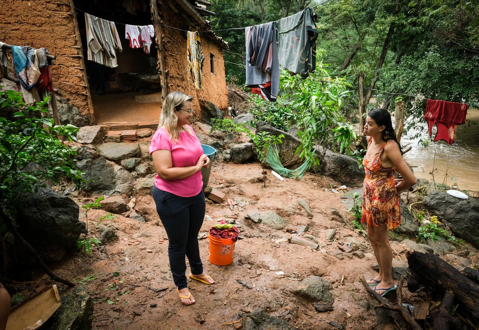 Secretária de Assistência Social de Itapipoca, Paula Braga, conversa com a dona de casa Lindalva sobre os riscos de continuar na casa com risco iminente de desabamento