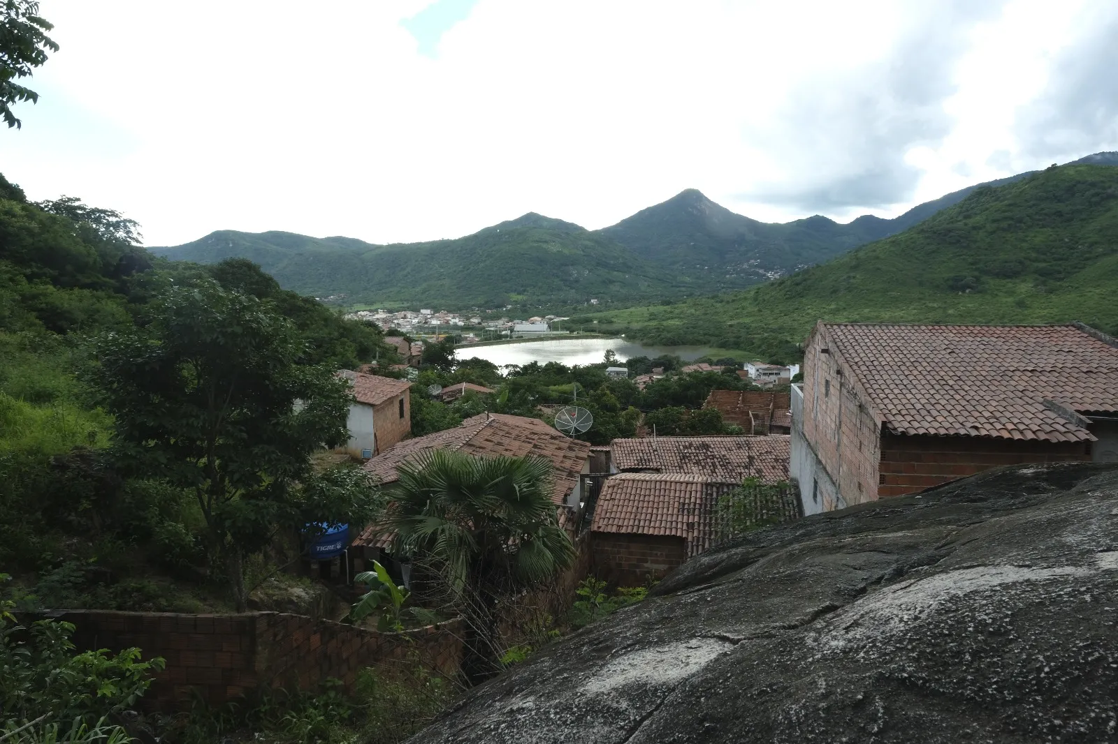 Bairro da Ladeira, em Itapipoca, tem mais de 400 pessoas vivendo em moradias de risco; Prefeitura chegou a evacuar o local, mas famílias retornaram
