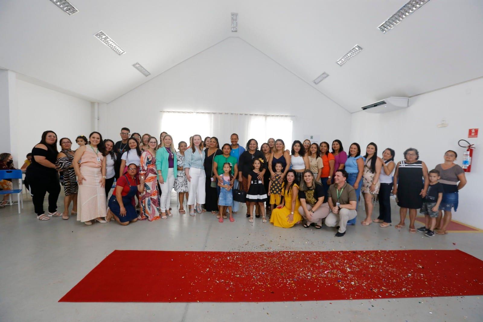 Formandas de curso profissionalizante enfileiradas em espaço
