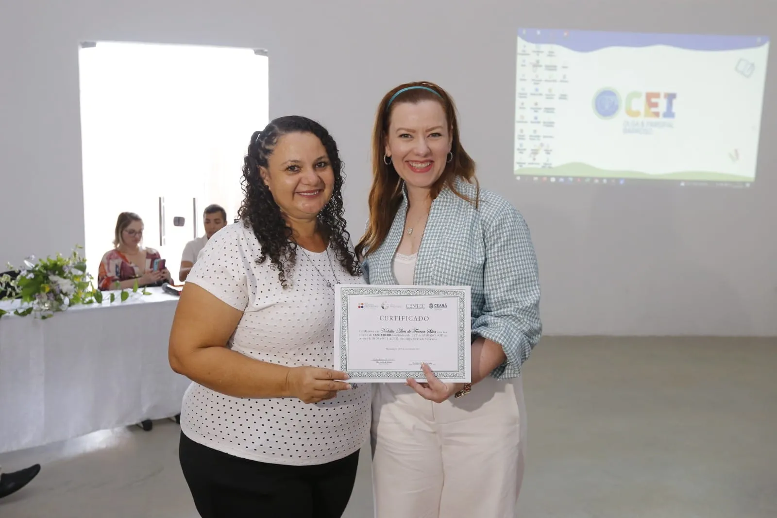 A vice-presidente do Instituto Myra Eliane, Aline Félix Barroso, entregou os certificados para as formandas.