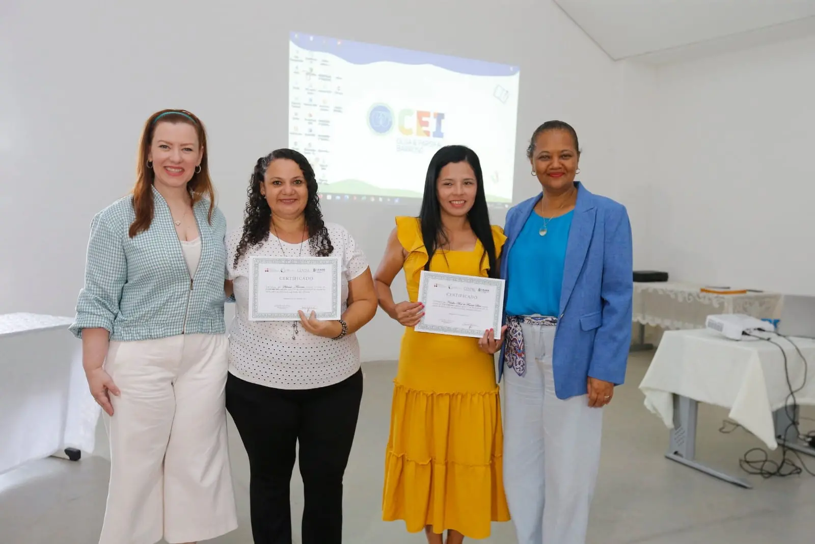 Aline Félix e Sandra Monteiro certificam formandas