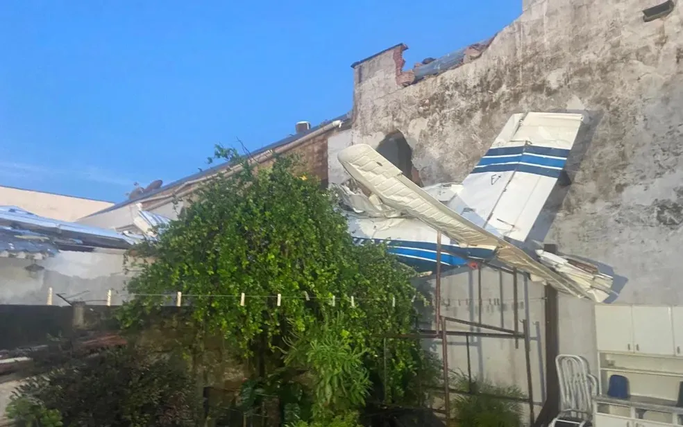 O avião caiu em cima de um sobrado cuja parte superior abriga uma casa e a parte inferior, um supermercado.