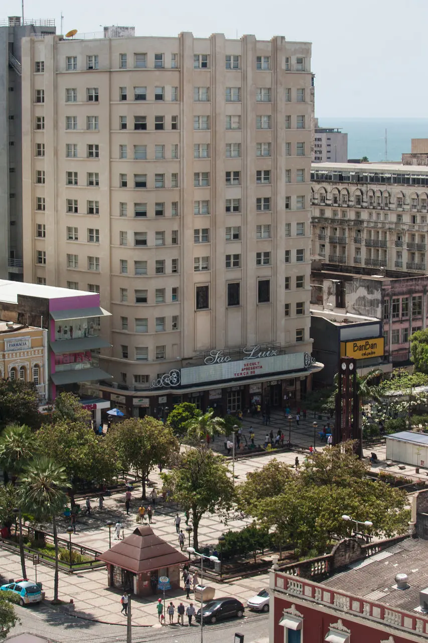 Praça do Ferreira e a movimentação em torno do tradicional cinema
