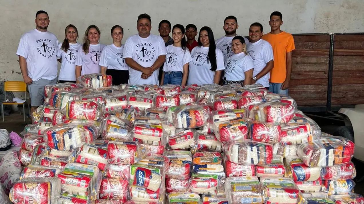 Doaçao de alimentos em Urutuberama