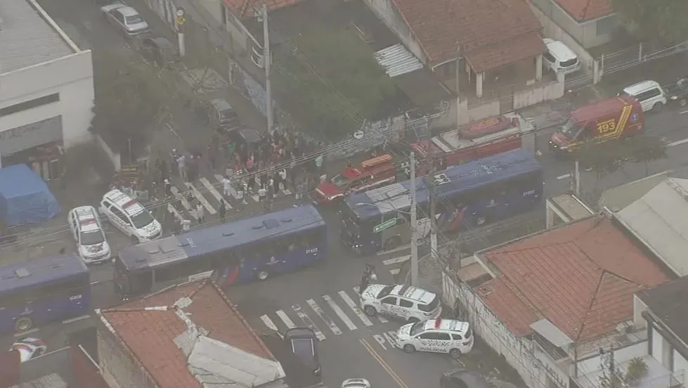 A Polícia Militar e o Corpo de Bombeiros atenderam a ocorrência na manhã desta segunda-feira (27)
