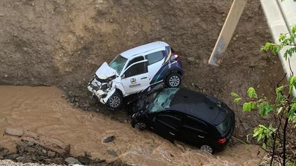 Carros que caíram em cratera após rompimento da CE-384 em 27 de março de 2023