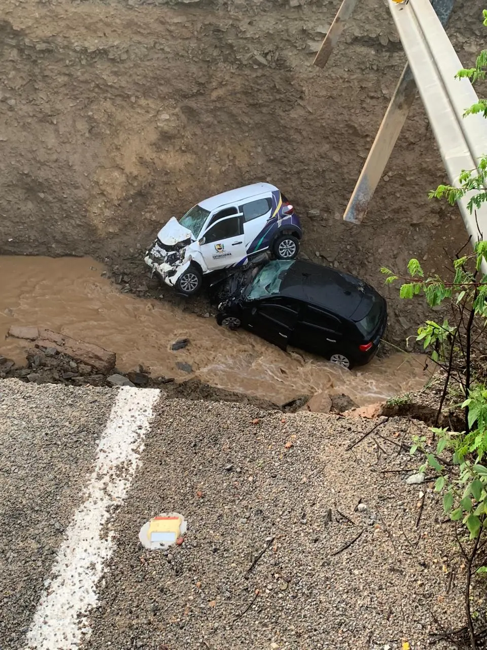 Carros que caíram em cratera após rompimento da CE-384 em 27 de março de 2023