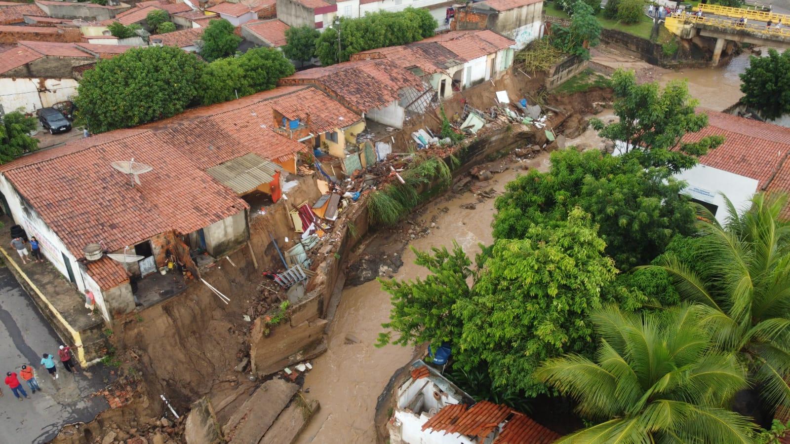 Paredão de sustentação rompeu e casas foram afetadas