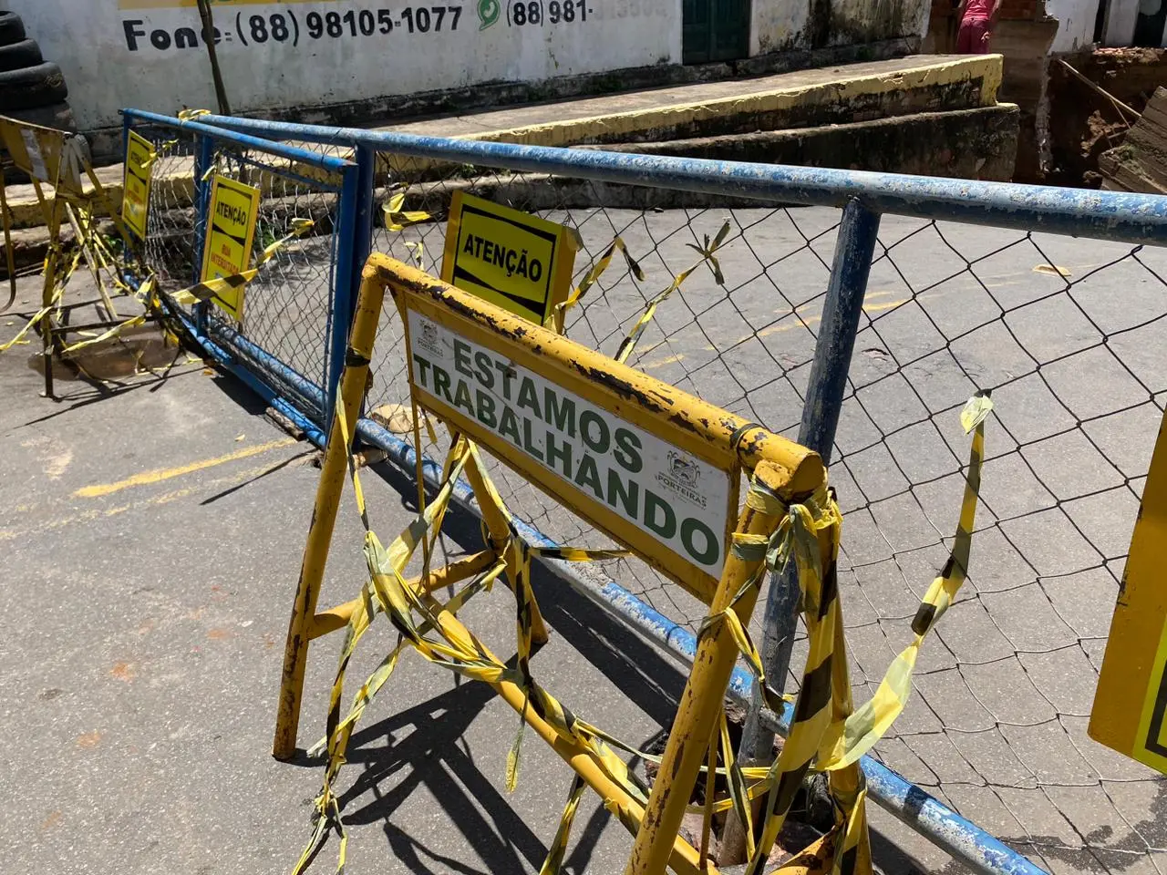 Rua de Porteiras é interditada por placa instalada pela prefeitura após intensas chuvas