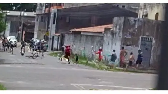 trecho video frame torcidas brigando ruas.