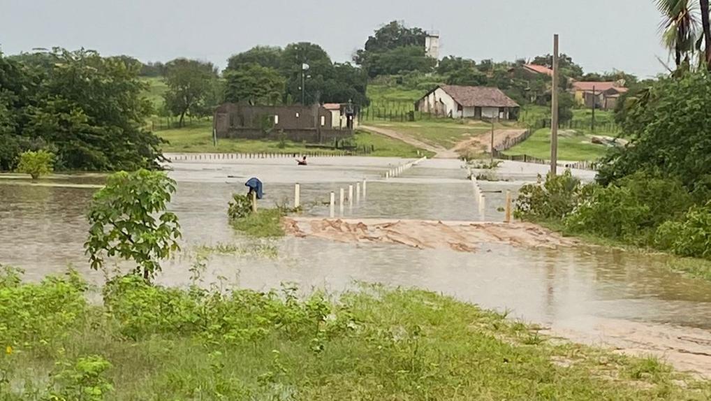Via de acesso à comunidade de Patos coberta por água em Lavras da Mangabeira