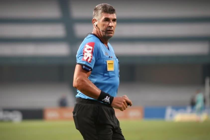 Marcelo de Lima Henrique em ação durante jogo de futebol