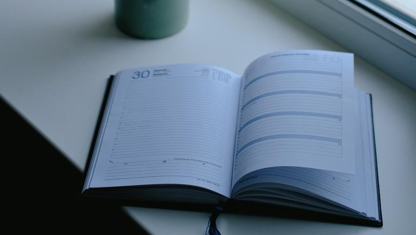foto de um caderno com calendario