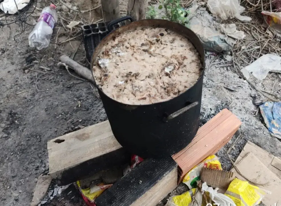 Lavagem dentro de uma panela