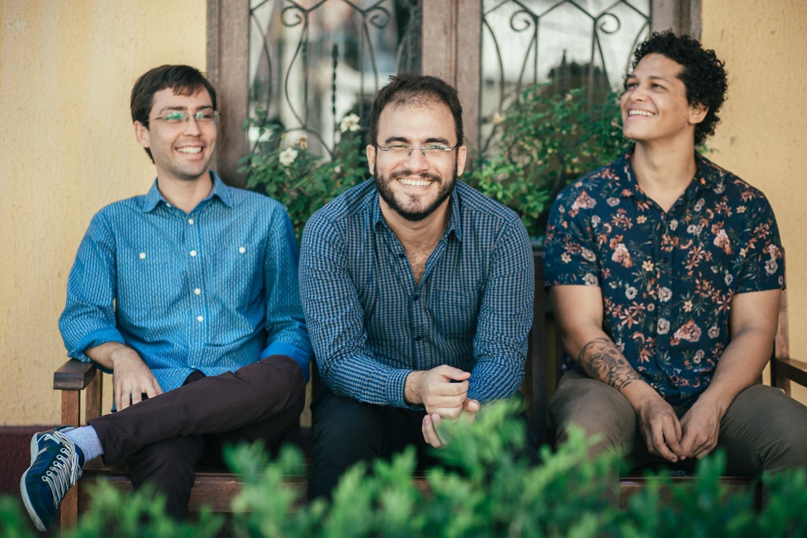 André Benedecti (baterista), Hermano Faltz (guitarrista) e Iury Batista (baixista)