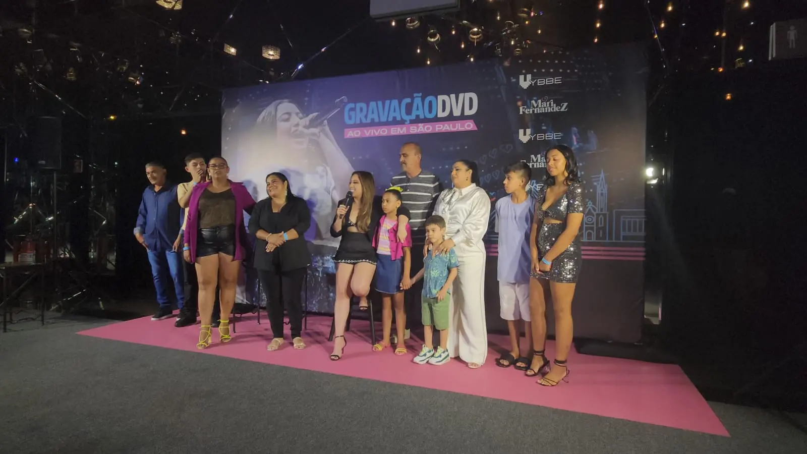 Mari Fernandez se emocionou ao falar da importância dos familiares para poder realizar o sonho de ser cantora