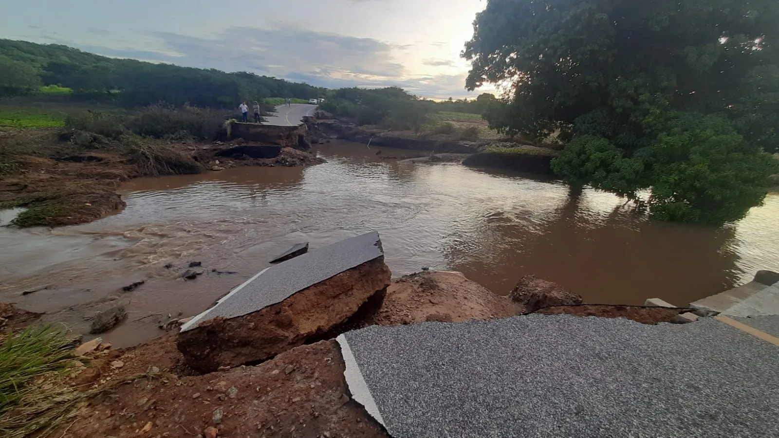 Asfalto foi levado peça força da água, assim como quatro carros, entre eles um caminhão