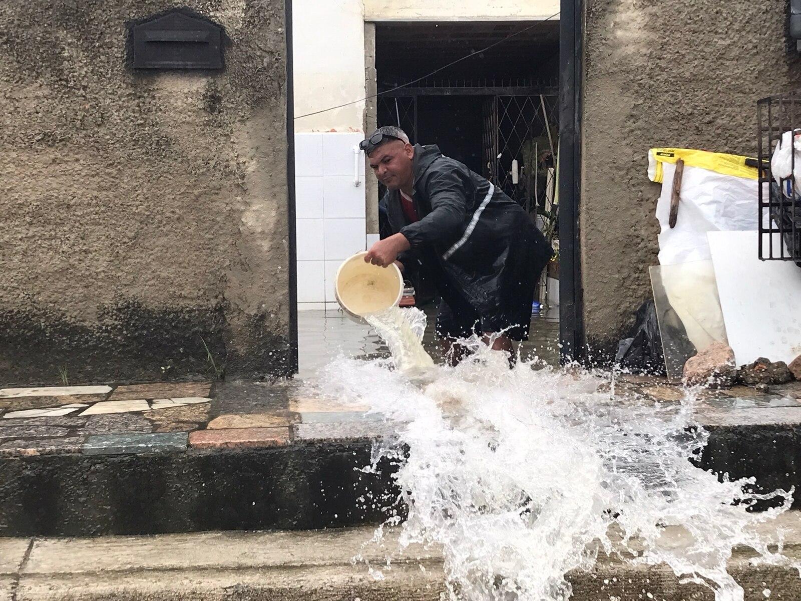 Moradores precisam tirar água de casas com baldes