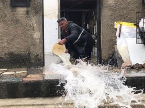 Moradores precisam tirar água de casas com baldes